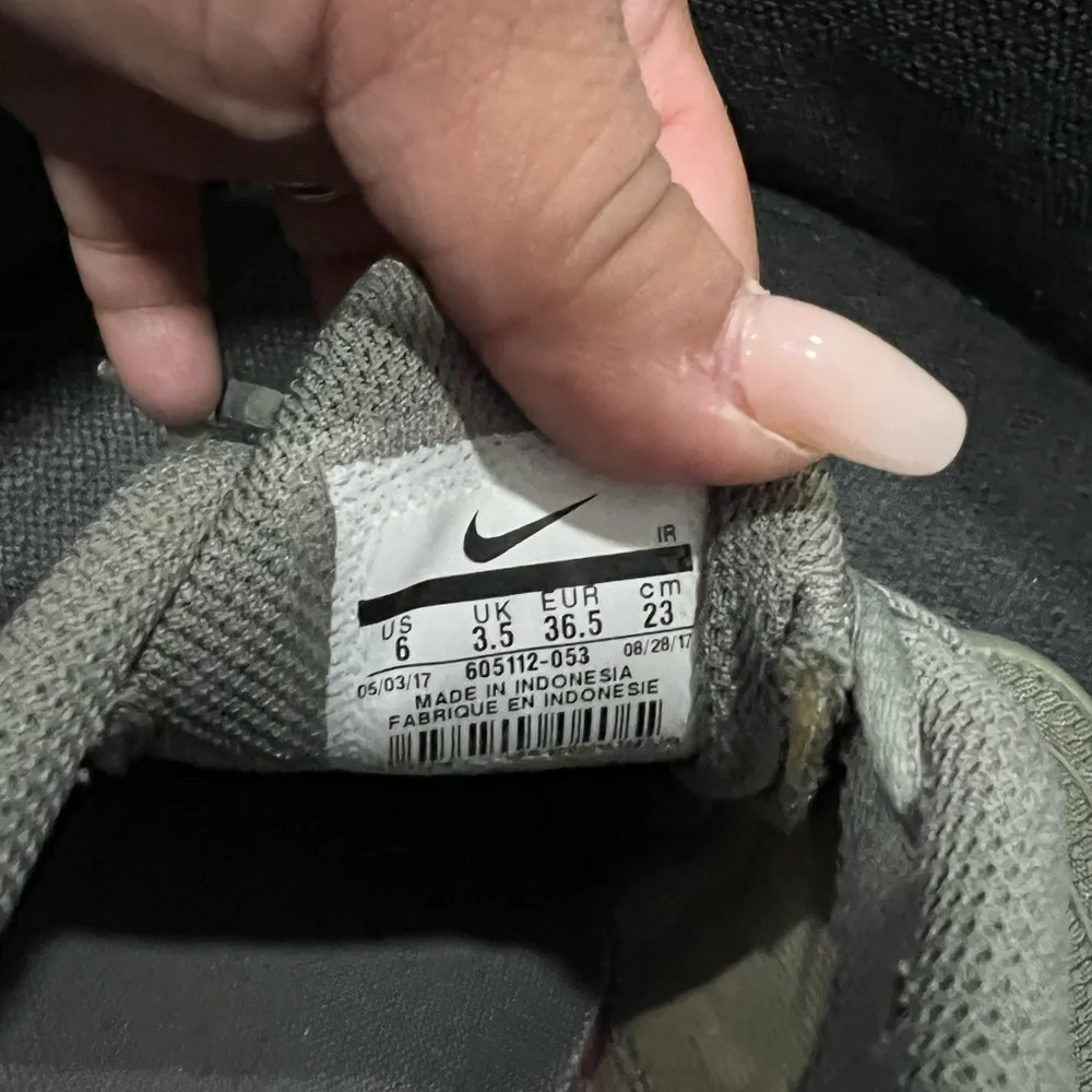 Nikes - Picture 4 of 4